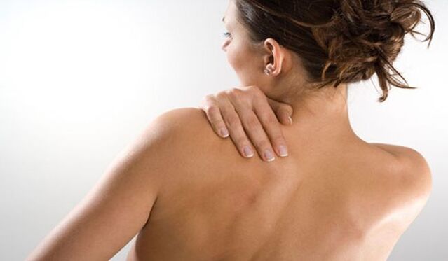 The woman is worried about the pain under her left shoulder from behind, from behind